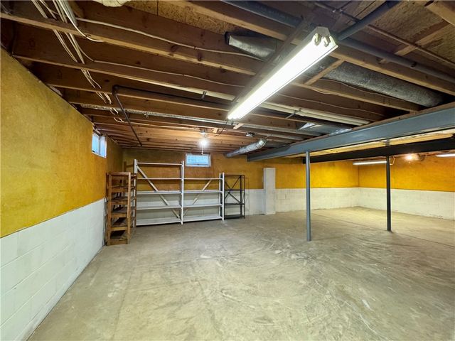 16 Flower Dale Cir, Greece, NY 14626