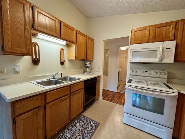 16 Flower Dale Cir, Greece, NY 14626