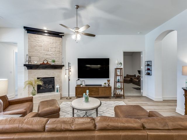 306 Hidden Creek Parkway, Van Alstyne, TX 75495