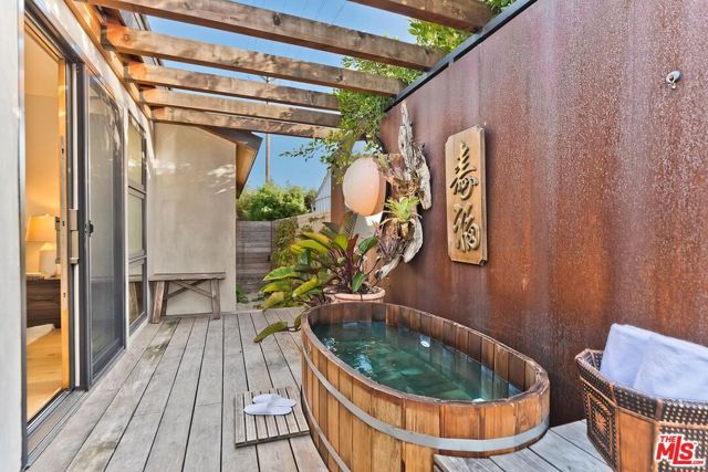 2211 Ashland Avenue, Santa Monica, CA 90405