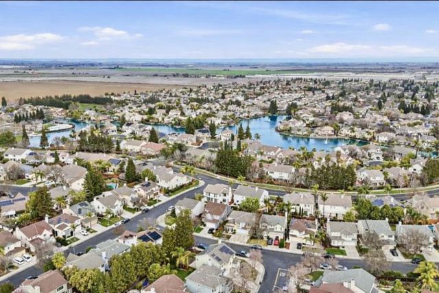 1692 Biarritz Ct, Tracy, CA 95304