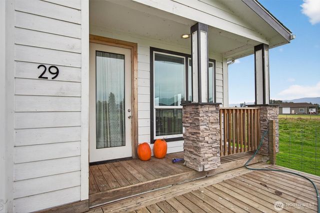 29 Little Island Lane, Cathlamet, WA 98612
