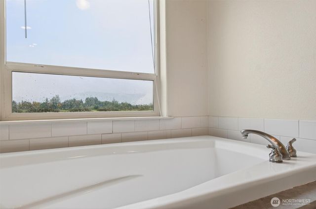 29 Little Island Lane, Cathlamet, WA 98612