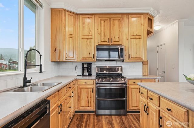 29 Little Island Lane, Cathlamet, WA 98612