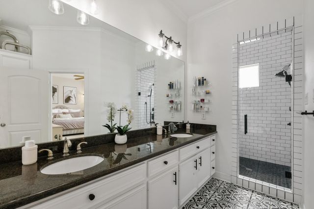 933 W 17th Street, Houston, TX 77008