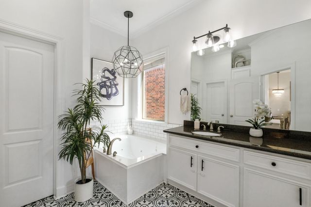 933 W 17th Street, Houston, TX 77008