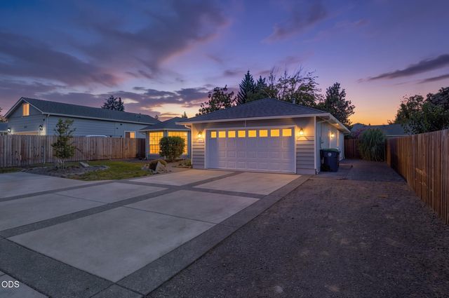 1057 Brookdale Avenue, Medford, OR 97504