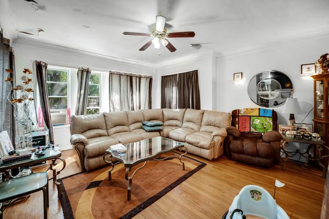 8150 S Clyde Avenue, Chicago, IL 60617