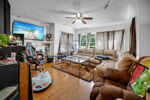 8150 S Clyde Avenue, Chicago, IL 60617