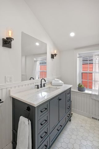 15 River St, Salem, MA 01970