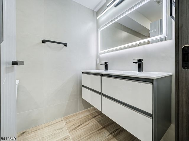 133 Clifton Pl 3, Jersey City, NJ 07304