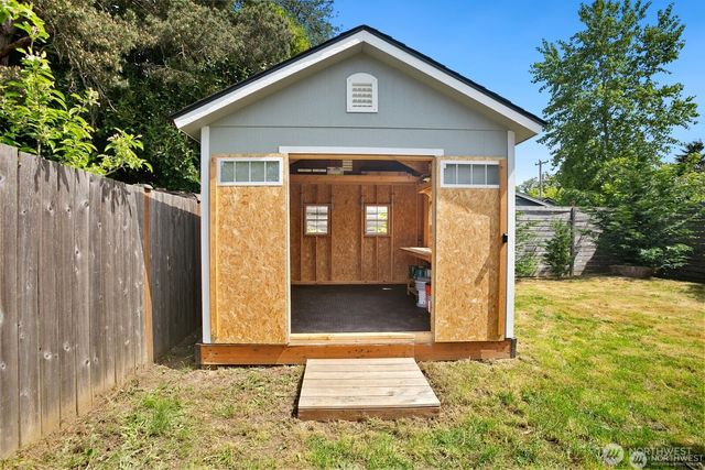 8826 10th Avenue SW, Seattle, WA 98106