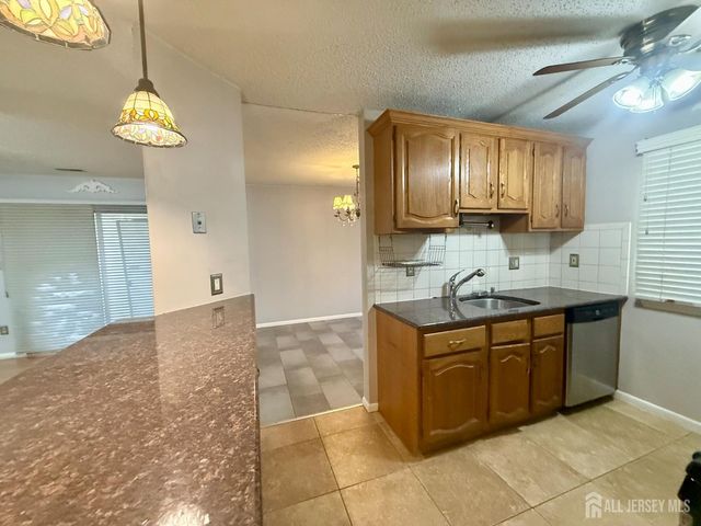 1 Carriage Place, Edison, NJ 08820