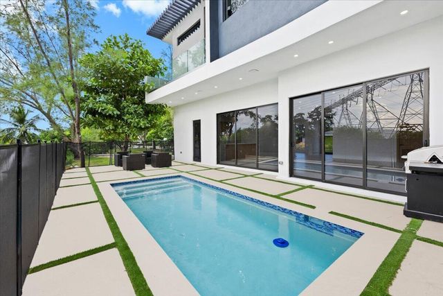 201 NW 14TH Way, Dania Beach, FL 33004