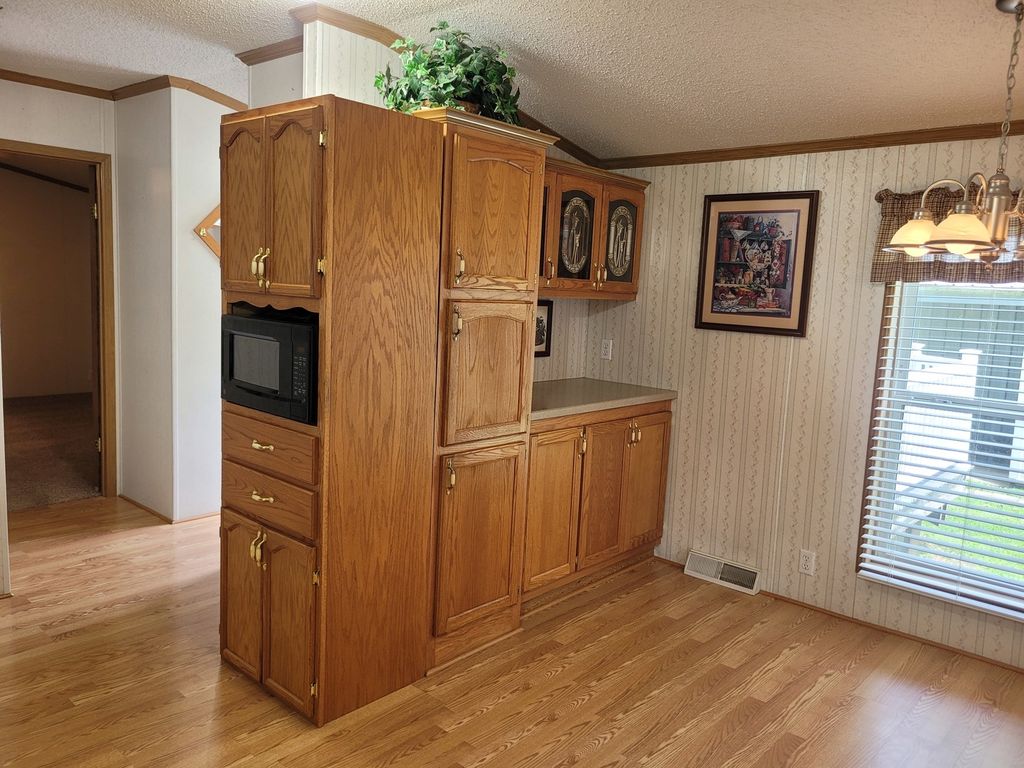Image 14 of property listing at 2916 S 13th Street, Mt Vernon, IL 62864