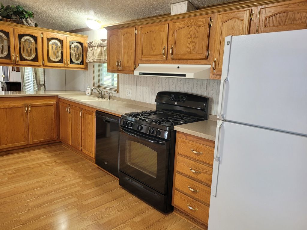 Image 15 of property listing at 2916 S 13th Street, Mt Vernon, IL 62864