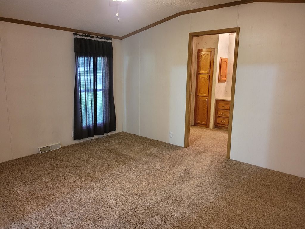 Image 16 of property listing at 2916 S 13th Street, Mt Vernon, IL 62864