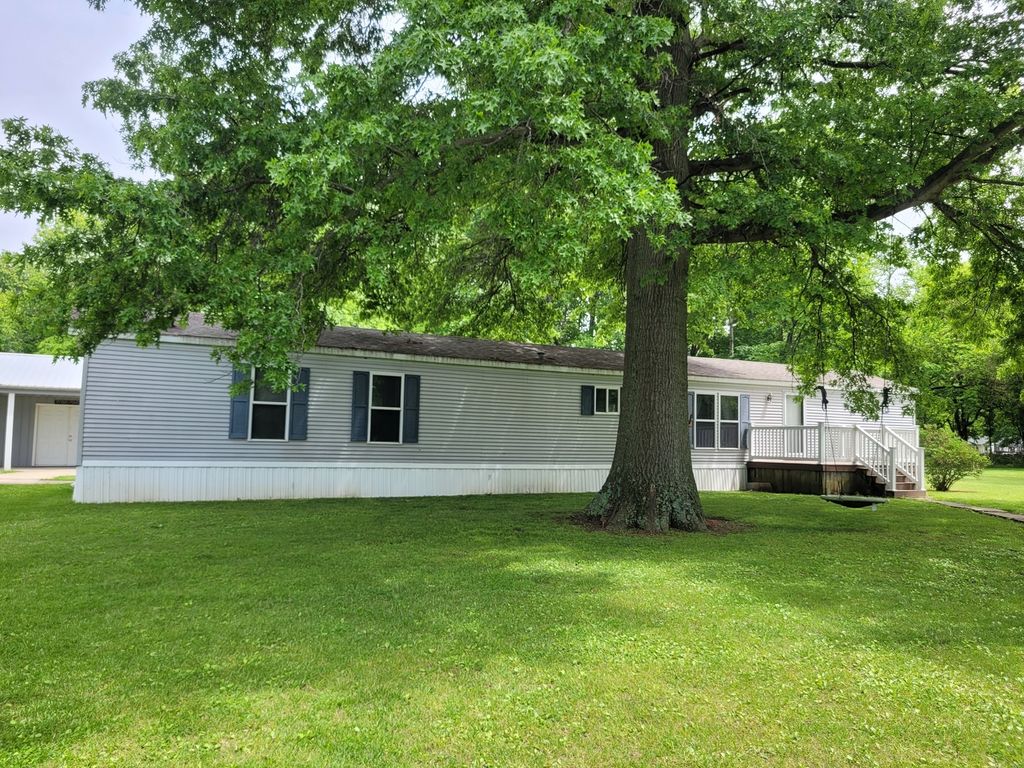 Image 3 of property listing at 2916 S 13th Street, Mt Vernon, IL 62864