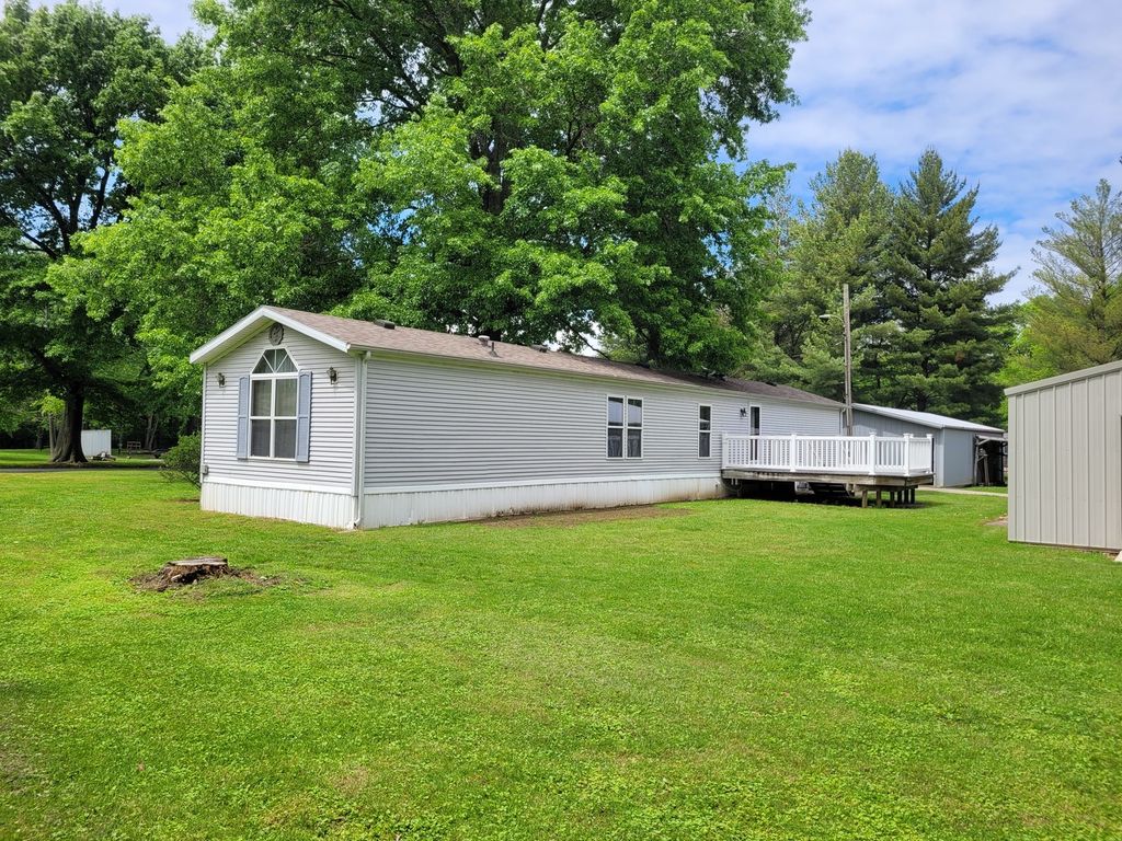 Image 4 of property listing at 2916 S 13th Street, Mt Vernon, IL 62864