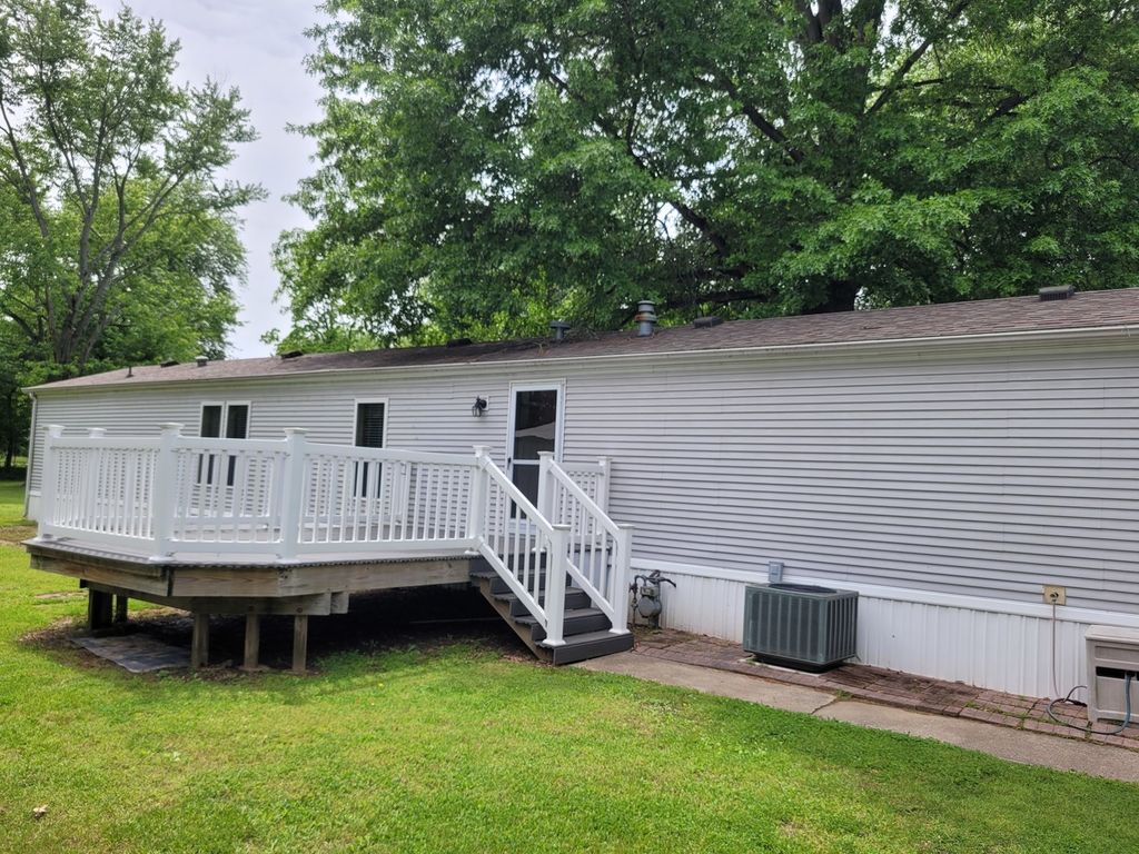 Image 6 of property listing at 2916 S 13th Street, Mt Vernon, IL 62864