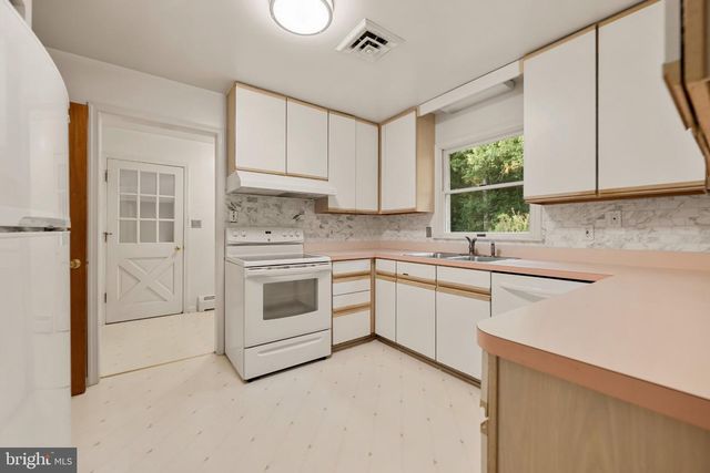 10838 HENDERSON RD, Fairfax Station, VA 22039