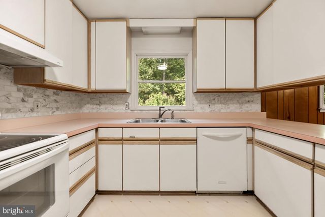 10838 HENDERSON RD, Fairfax Station, VA 22039