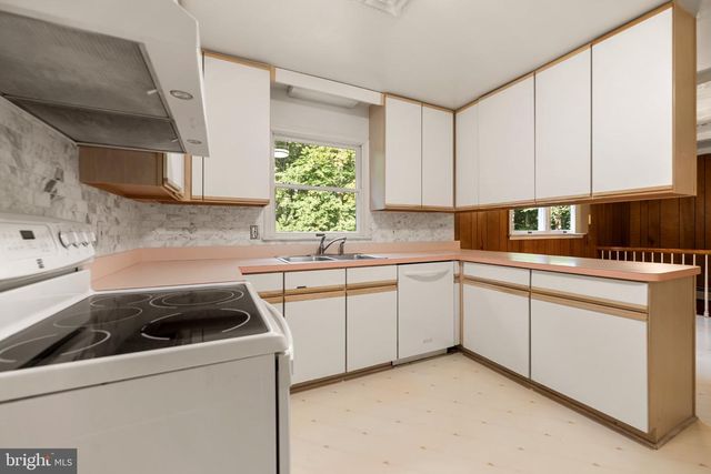 10838 HENDERSON RD, Fairfax Station, VA 22039