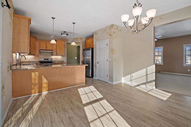 227 Shore CIRCLE, Oconomowoc, WI 53066