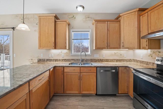 227 Shore CIRCLE, Oconomowoc, WI 53066