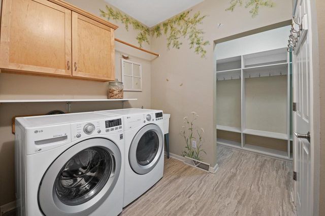 227 Shore CIRCLE, Oconomowoc, WI 53066