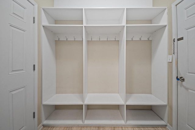 227 Shore CIRCLE, Oconomowoc, WI 53066