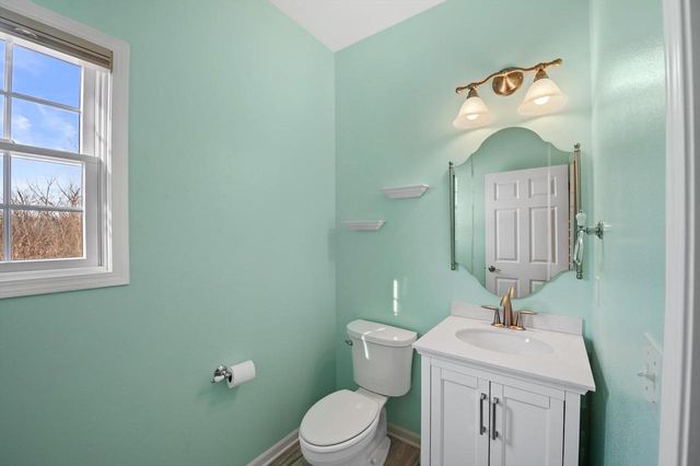 227 Shore CIRCLE, Oconomowoc, WI 53066