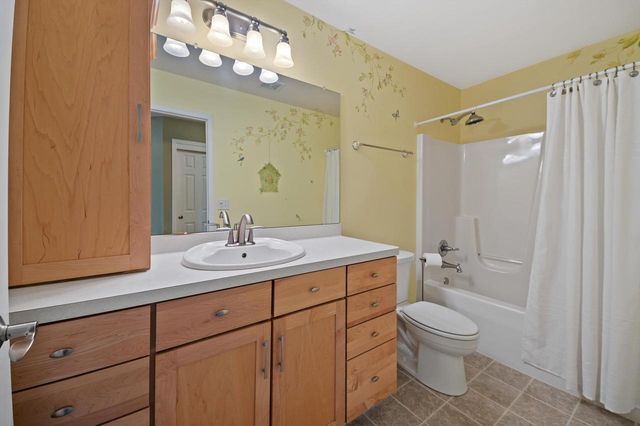 227 Shore CIRCLE, Oconomowoc, WI 53066