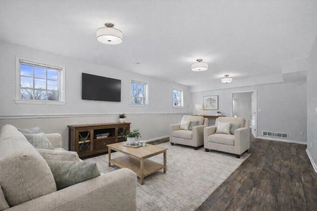 227 Shore CIRCLE, Oconomowoc, WI 53066