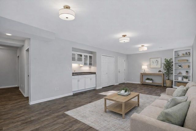 227 Shore CIRCLE, Oconomowoc, WI 53066