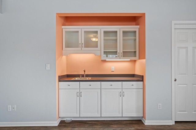 227 Shore CIRCLE, Oconomowoc, WI 53066