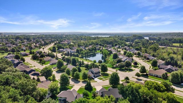 227 Shore CIRCLE, Oconomowoc, WI 53066