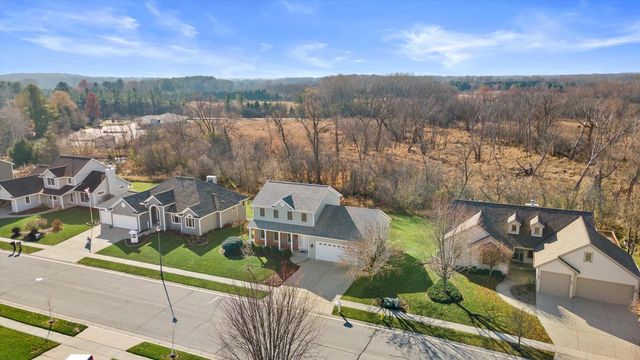 227 Shore CIRCLE, Oconomowoc, WI 53066