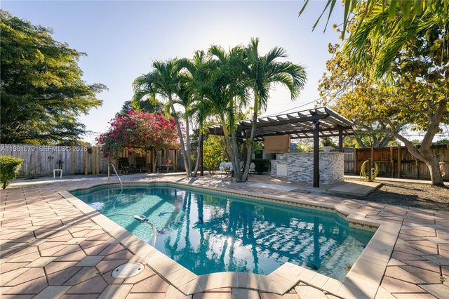 19600 Gulfstream Rd, Cutler Bay, FL 33157