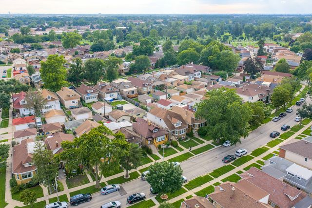 7845 W CRESSETT Drive, Elmwood Park, IL 60707