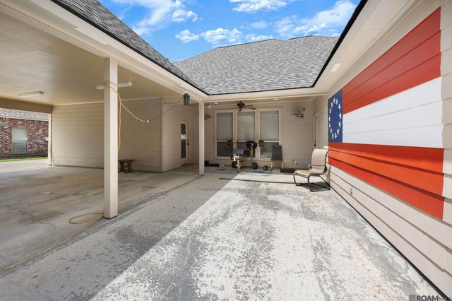 14176 Twelve Oaks Dr, Walker, LA 70785