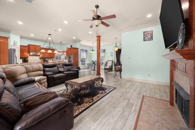 14176 Twelve Oaks Dr, Walker, LA 70785