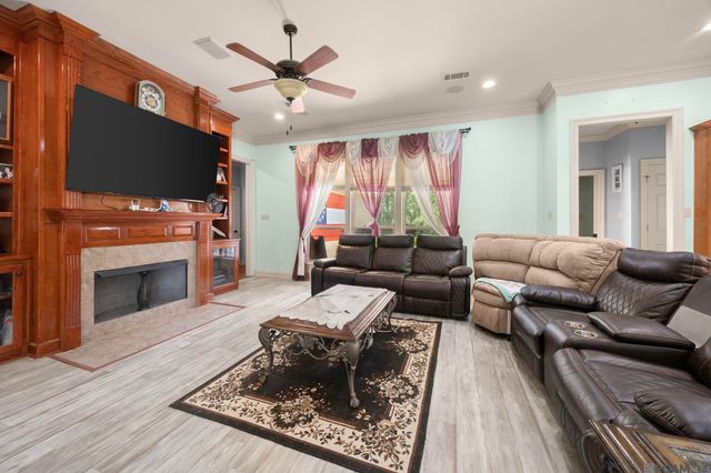 14176 Twelve Oaks Dr, Walker, LA 70785