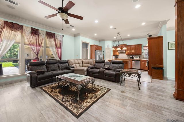 14176 Twelve Oaks Dr, Walker, LA 70785