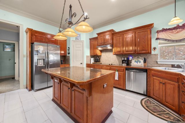 14176 Twelve Oaks Dr, Walker, LA 70785