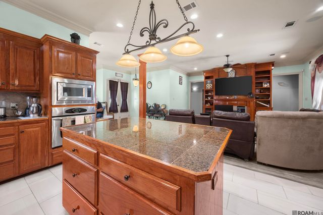 14176 Twelve Oaks Dr, Walker, LA 70785