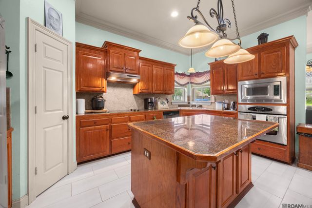 14176 Twelve Oaks Dr, Walker, LA 70785