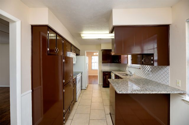 1605 Arrowhead, Pantego, TX 76013