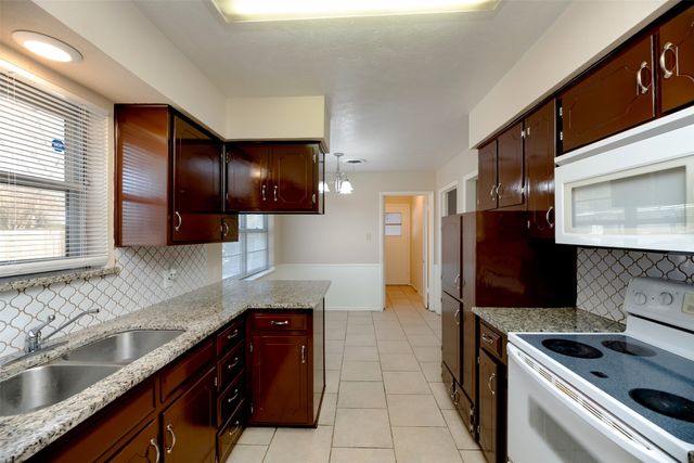 1605 Arrowhead, Pantego, TX 76013