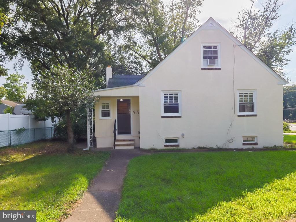 95 1ST AVE, Essington, PA 19029